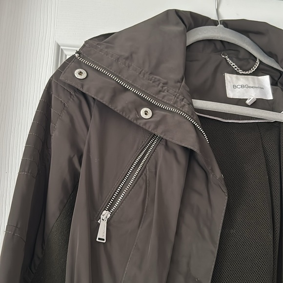 BCBG Generation OLIVE Hooded Windbreaker Jacket - Picture 5 of 8